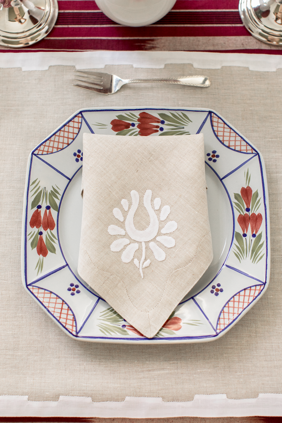 Indian Tulip Dinner Napkins, Oatmeal and White, Set of 2